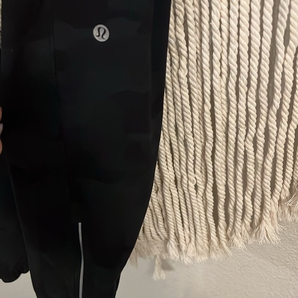 Lululemon Mens Surge Joggers SZ LRG in Black Camo - Picture 5 of 7